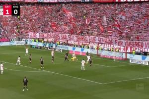 华体会官网-拜仁南看台球迷拉横幅抗议：你们的球衣设计多年来一直都是耻辱