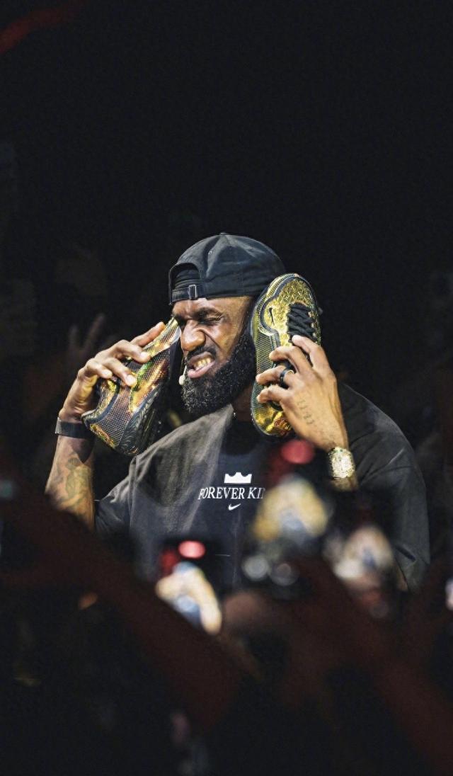 hth-詹姆斯：在上海看到孩子们穿我的球鞋打球 我从小就梦想有签名鞋