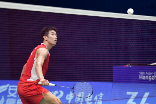 华体会hth-李诗沣2-1惊险击败梁峻豪,晋级中国香港羽毛球公开赛男单四强