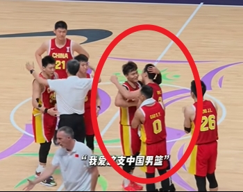 这氛围爱了!错失绝杀后全队纷纷上前鼓励胡明轩 赵睿微笑拍头