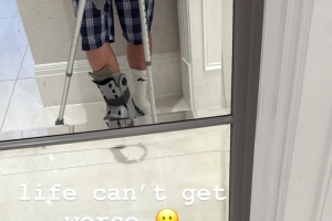 华体会APP-15岁小鲁尼社媒晒照拄拐：生活无法比这更糟糕了